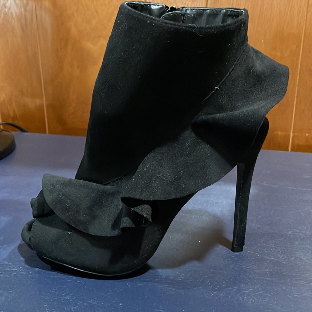Open tie Ruffled Ankle Booties - Picture 2 of 4
